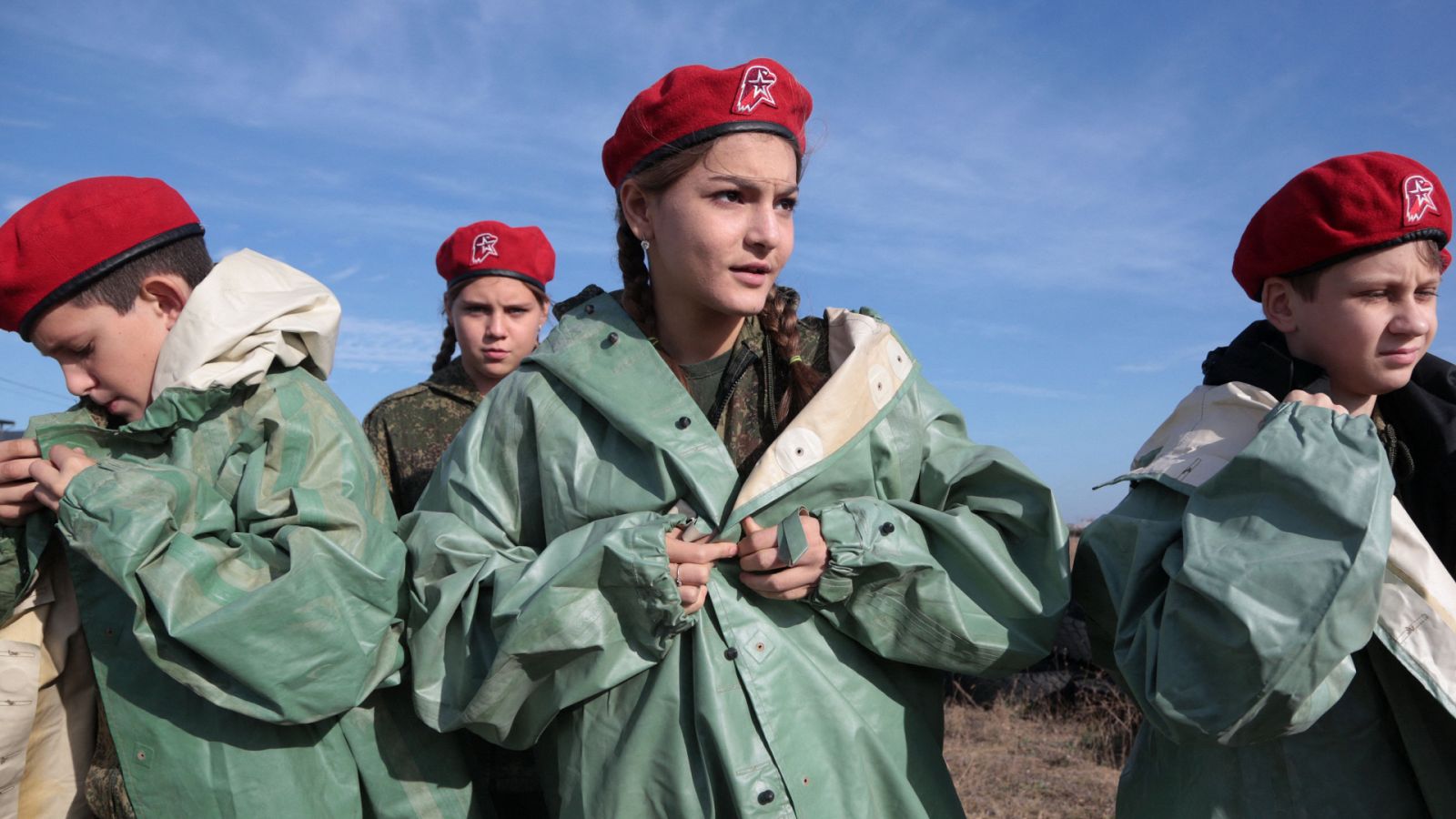 Estudiantes durante un entrenamiento del programa militar-patriótico "Escuela de futuros comandantes" en Sebastopol, en Crimea
