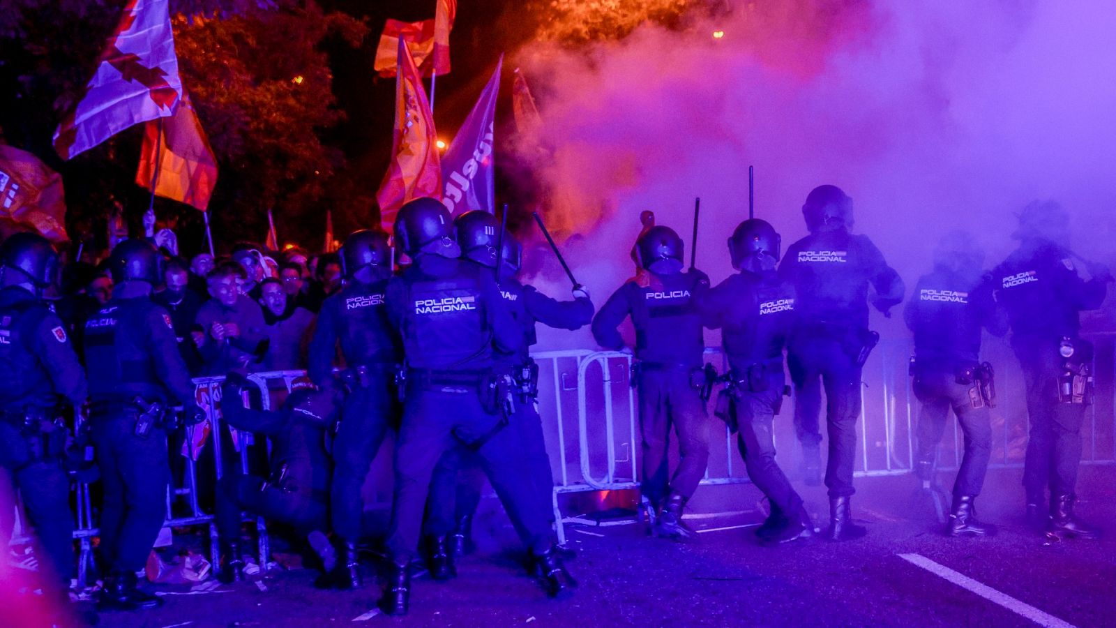 La Policía carga contra los manifestantes contra la amnistía el lunes, frente a la sede del PSOE en Ferraz