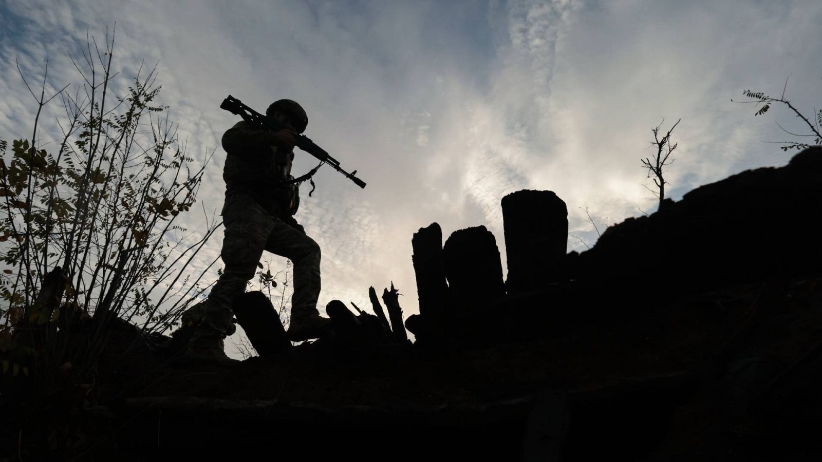 Un militar ucraniano inspecciona la antigua posición de las tropas rusas, ahora denominada posición 'X', en el área de Zaporiyia