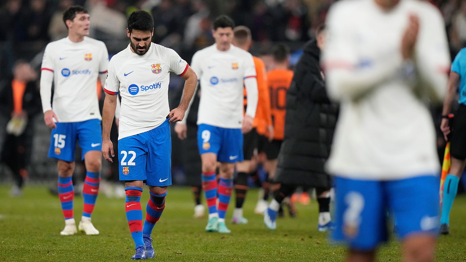 Los jugadores del FC Barcelona, cabizbajos, tras perder contra el Shakhtar Donetsk en Champions