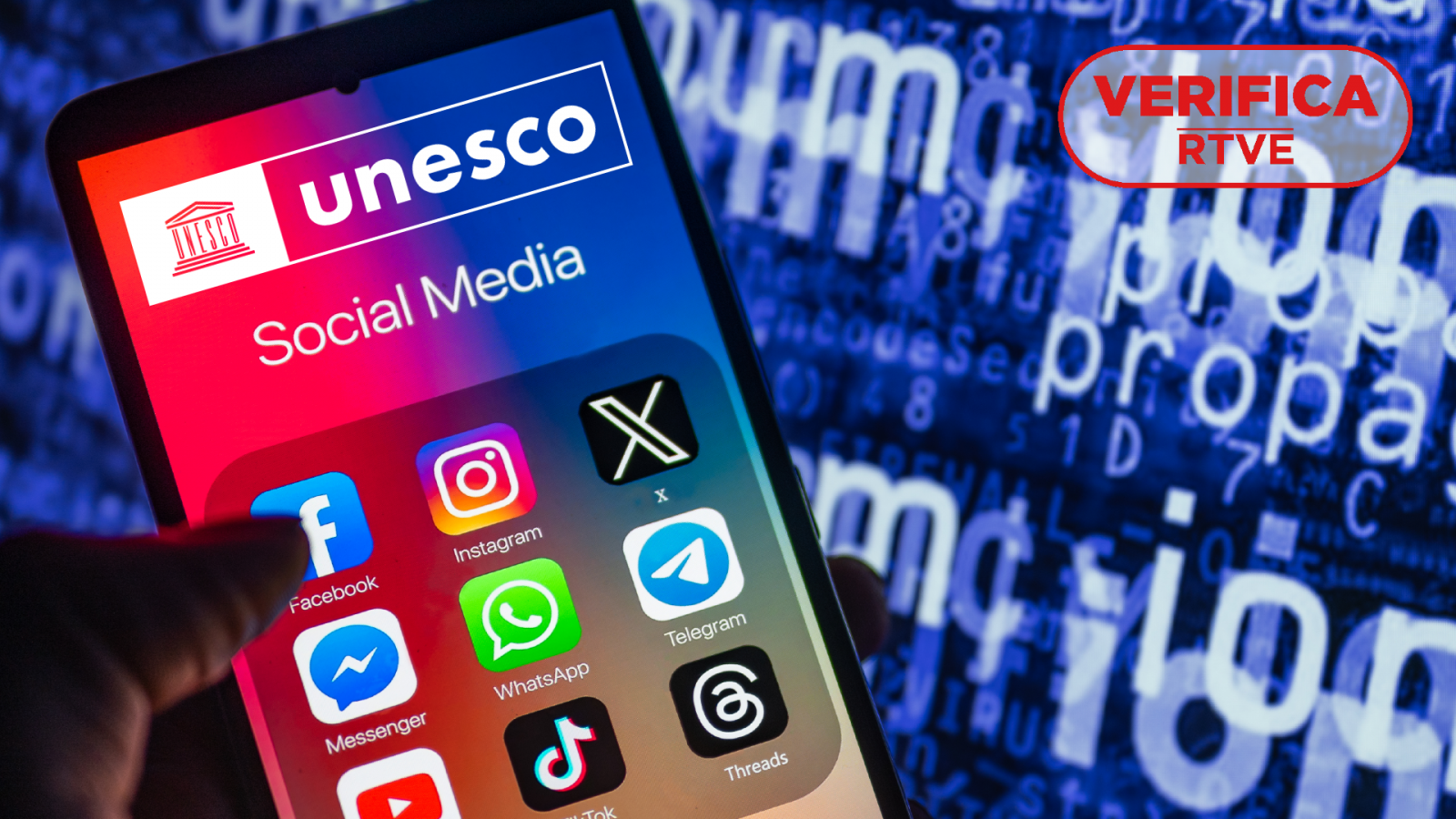 La UNESCO presenta su plan de acción para regular las redes sociales en su lucha contra la desinformación con el sello VerificaRTVE en rojo.