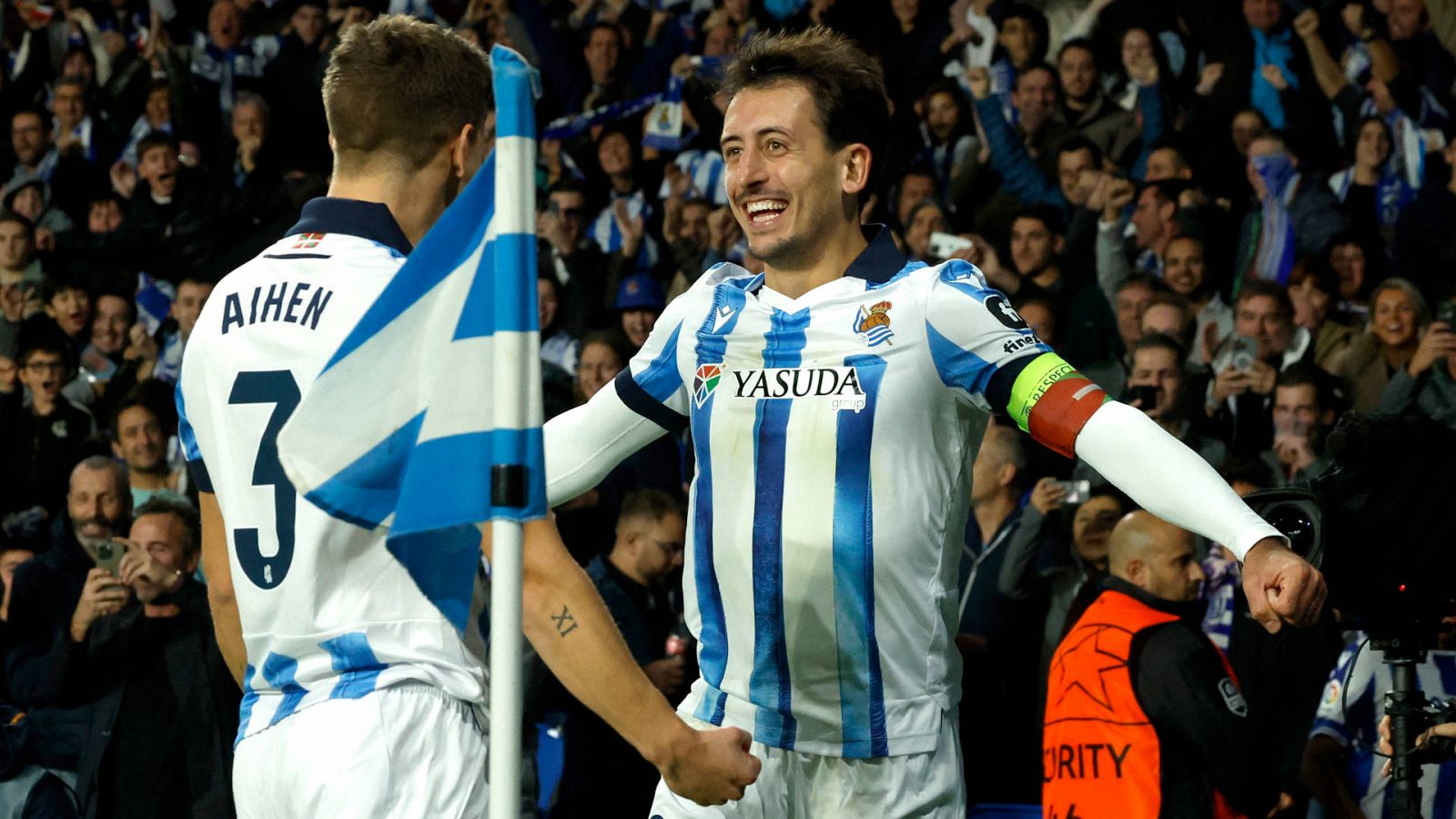 Real Sociedad - Benfica | Champions League: Mikel Oiarzabal celebra un gol con Aihen Muñoz