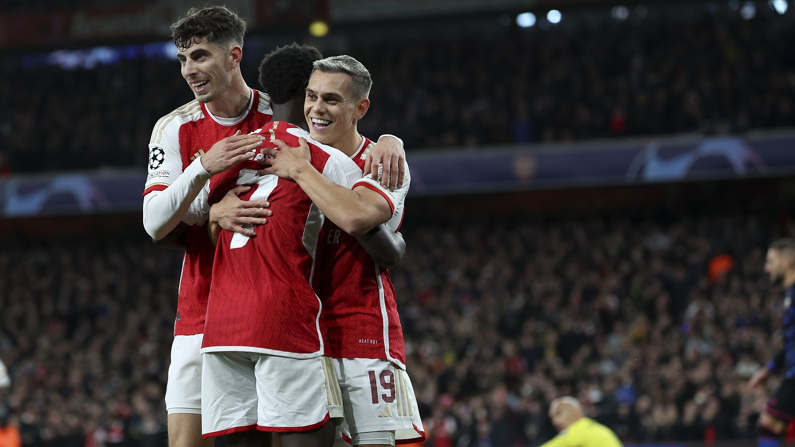 El Arsenal castiga al Sevilla y se hunde como último de grupo