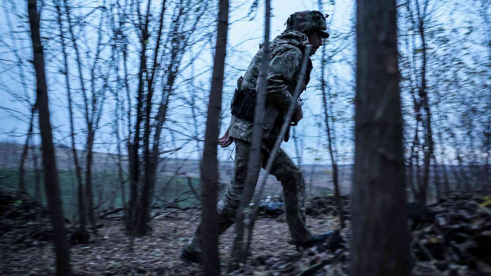 Un soldado ucraniano en la región de Járkov, Ucrania.