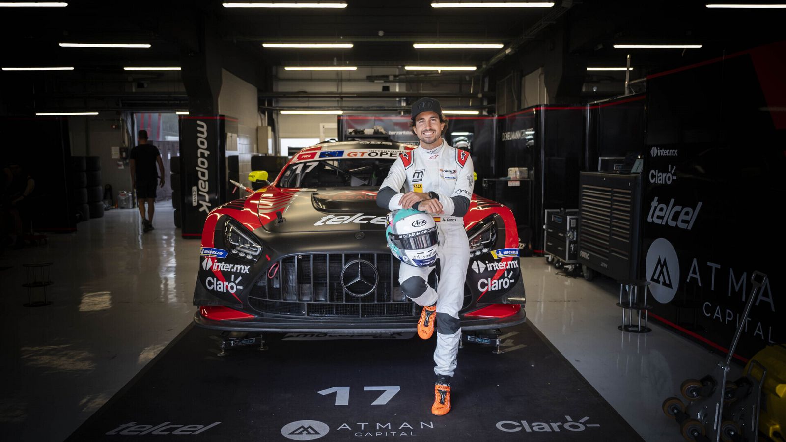 Instantànea amb el pilot Albert Costa Balboa, assegut al davant del seu cotxe, al box de Montmeló