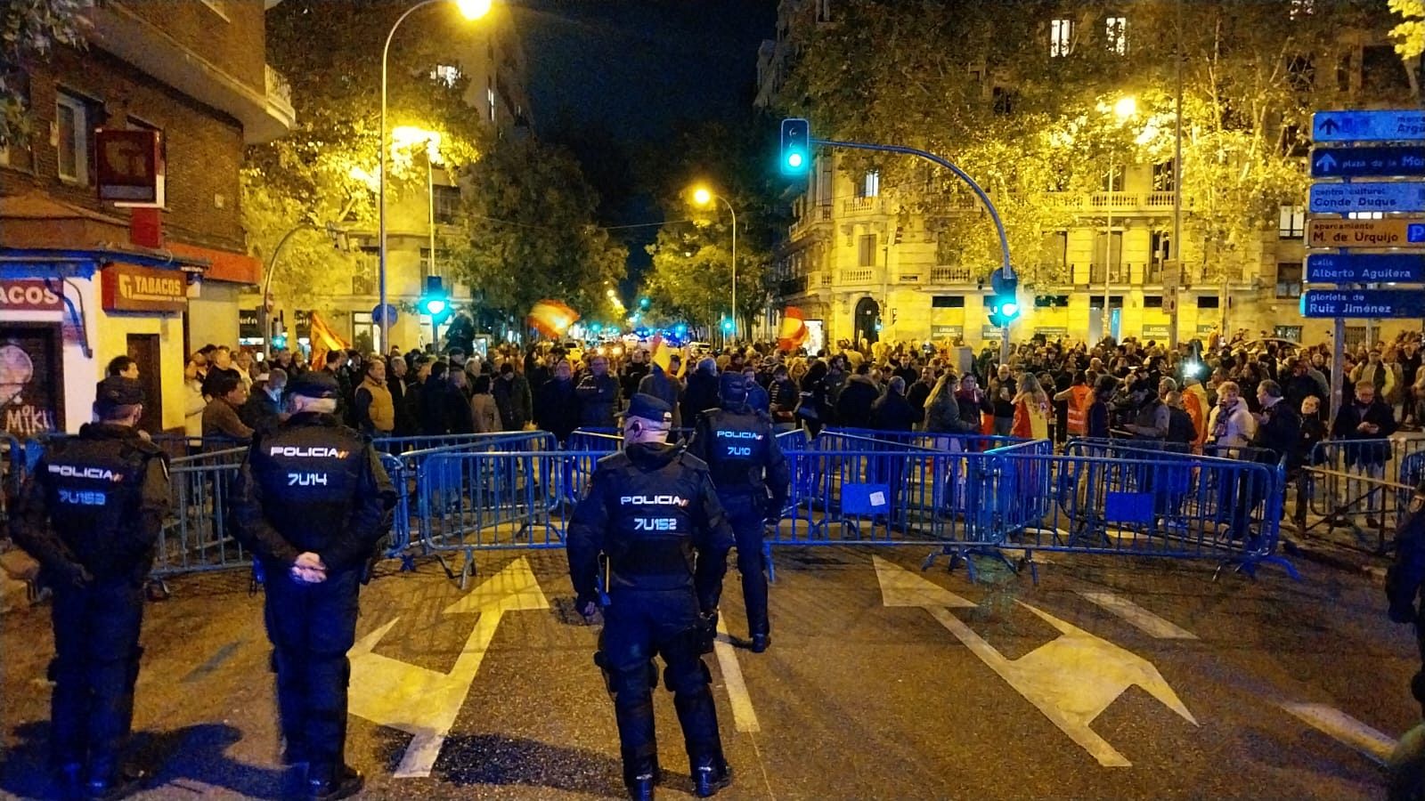 Cientos de personas empiezan a concentrarse cerca de la sede del PSOE en Madrid por séptimo día consecutivo