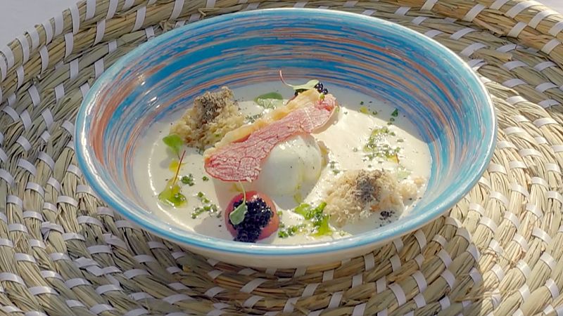 Receta de crema fría de espárragos blancos con huevo a baja temperatura de MasterChef Celebrity 8