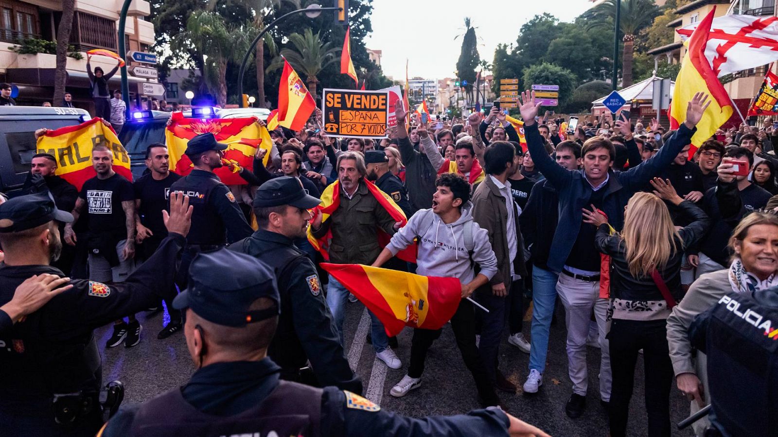 Cientos de personas protestan frente a la sede de la Subdelegación del Gobierno en Málaga