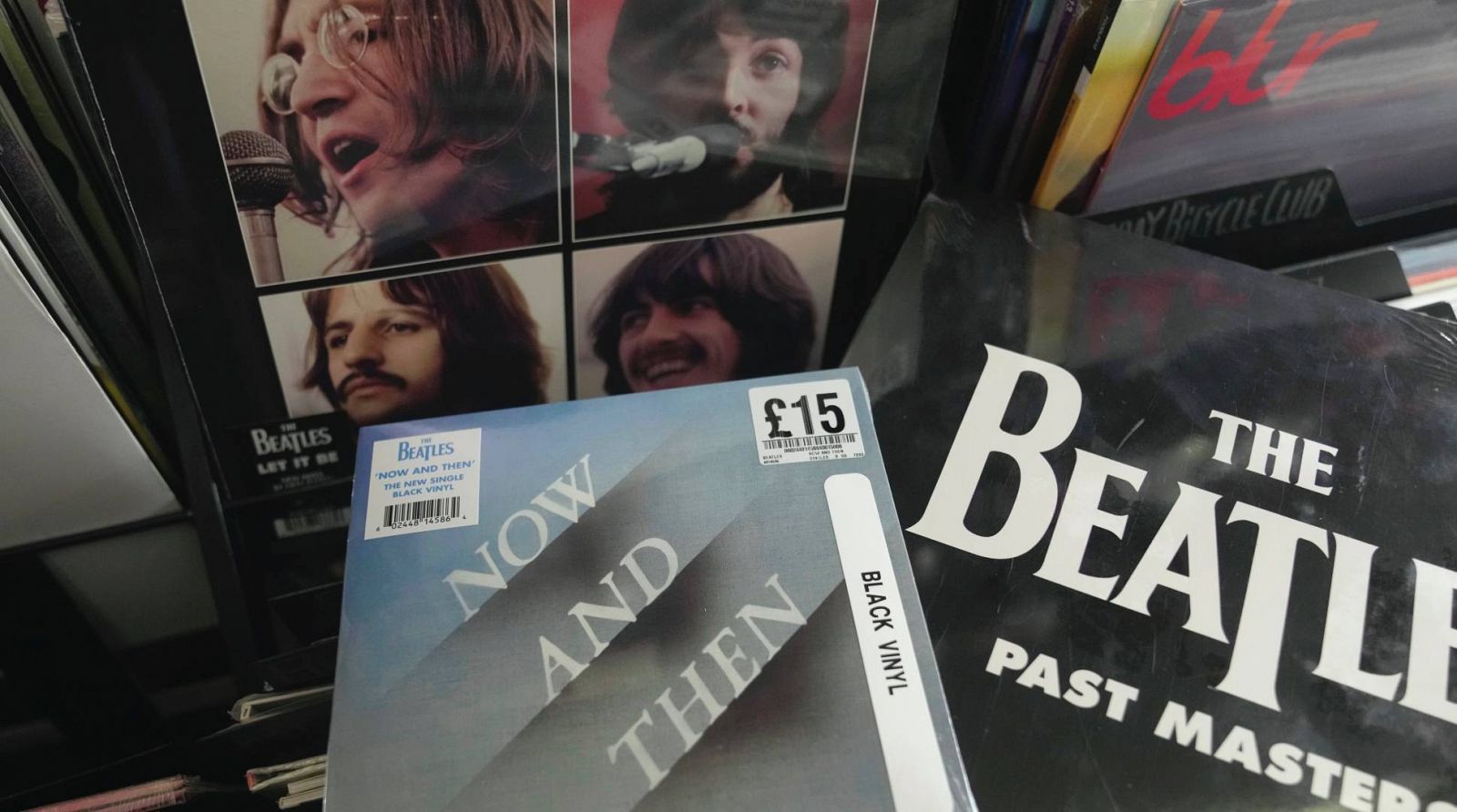 Un sencillo "Now and Then" de The Beatles en una tienda de discos de Londres.