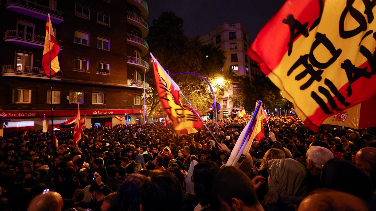 Investidura de Pedro Sánchez: manifestantes con pancartas y banderas de España