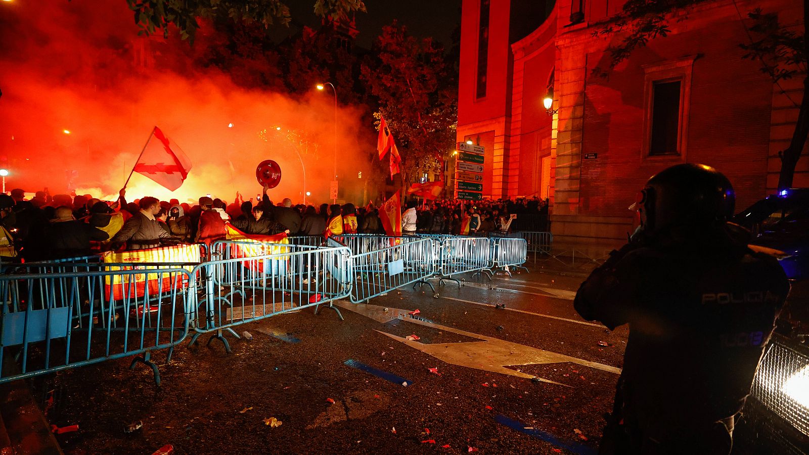 La protesta en la sede madrileña del PSOE deriva en el lanzamiento de objetos a la Policía