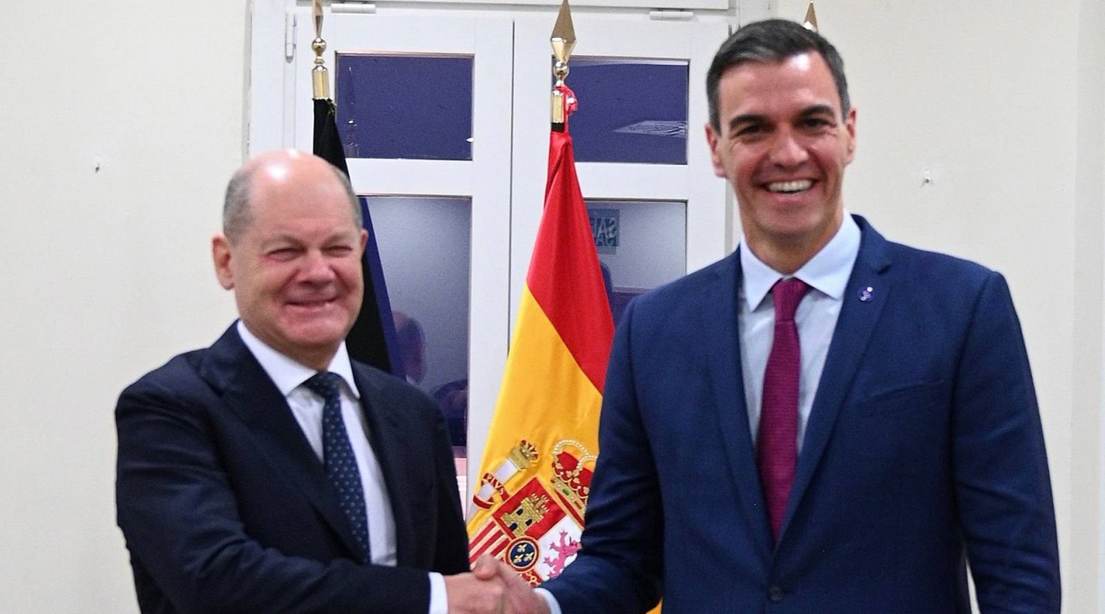 Olaf Scholz comunica a Pedro Sánchez que su país apoyará a Nadia Calviño para que presida el BEI