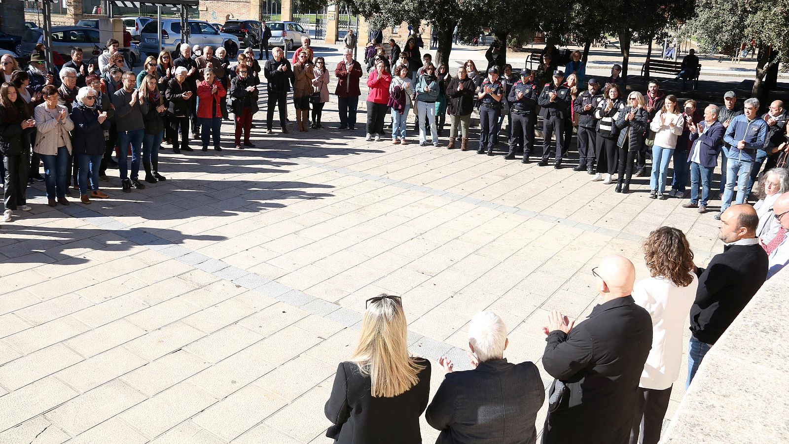 Més d'un centenar de persones es concentren davant l'Ajuntament de la Pobla de Segur | ACN