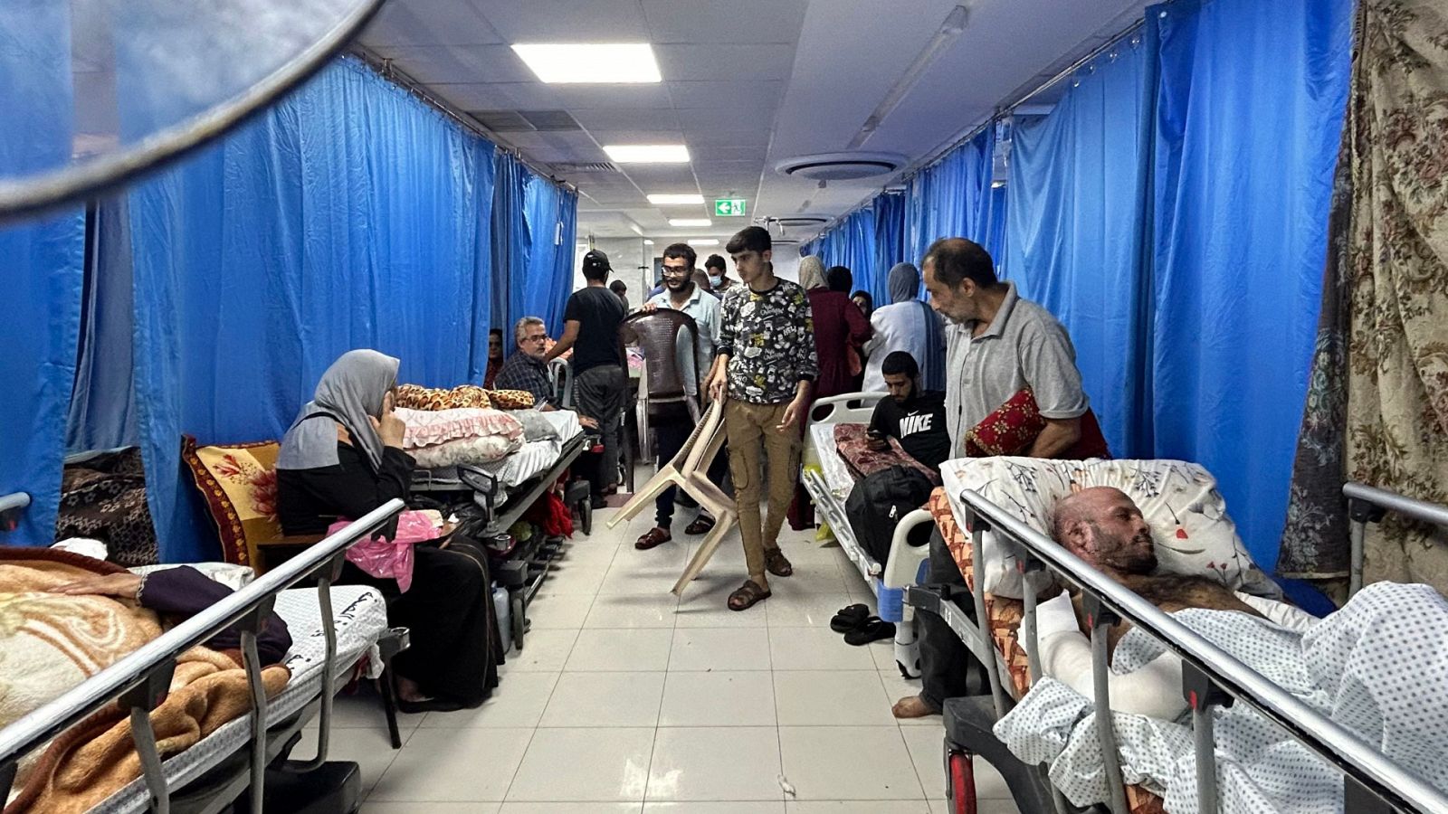 Guerra de Israel: Pacientes y familiares esperan en el hospital Al-Shifa, Gaza.