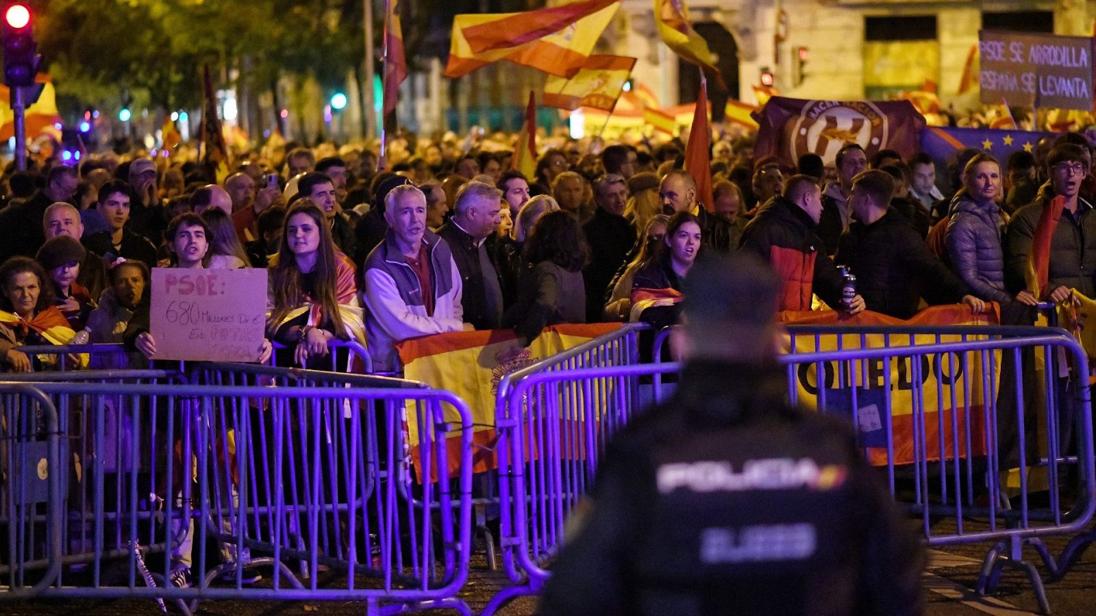 Decenas de personas con banderas y carteles, durante una protesta contra la amnistía