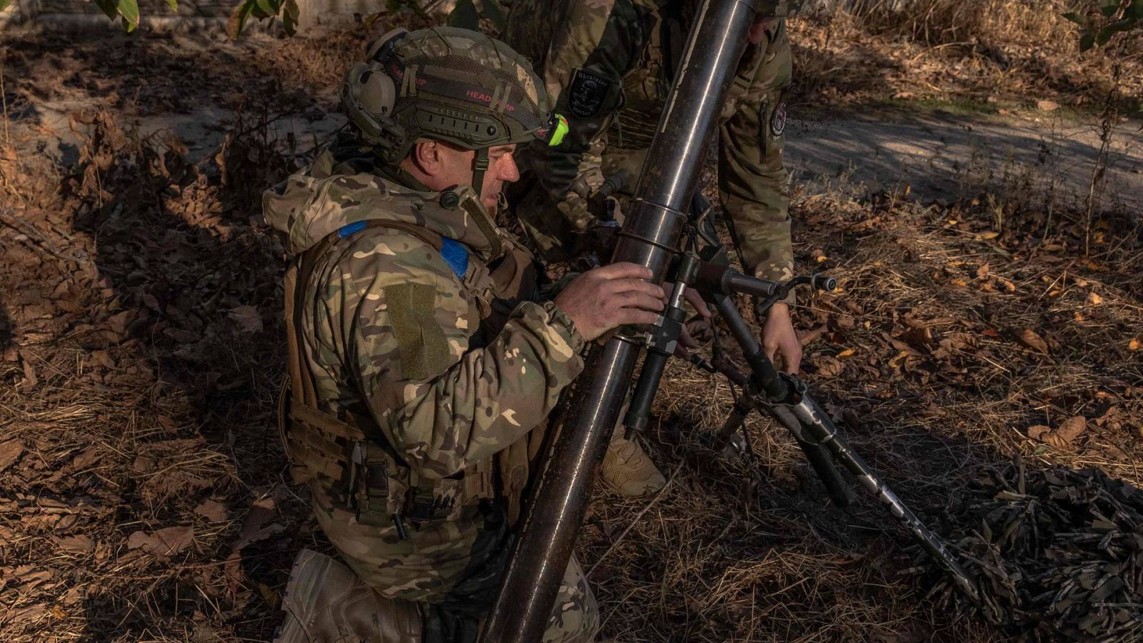 Militares ucranianos preparándose para disparar un mortero hacia posiciones rusas en Jersón.