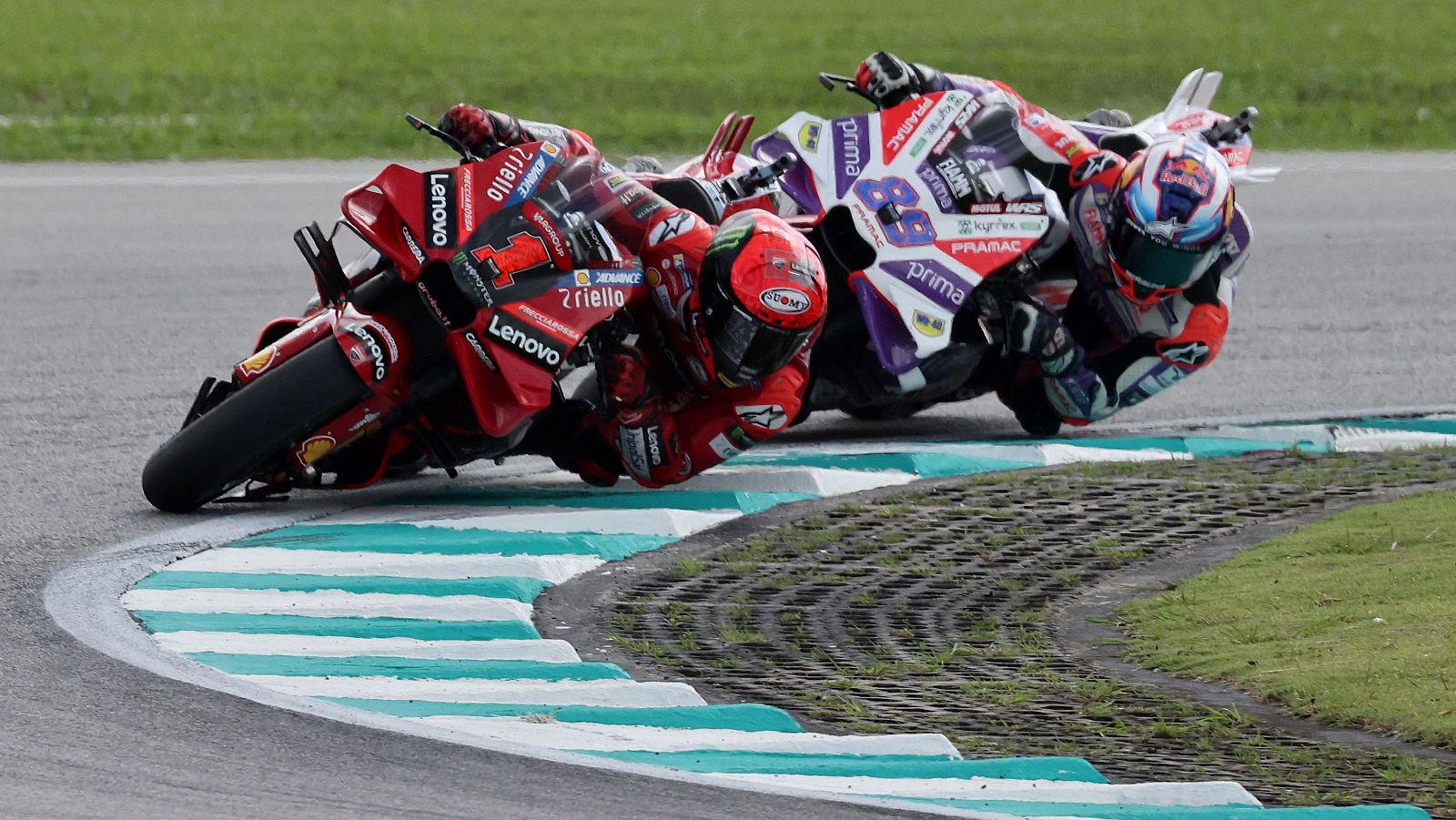 Pecco Bagnaia y Jorge Martín durante la carrera de Sepang