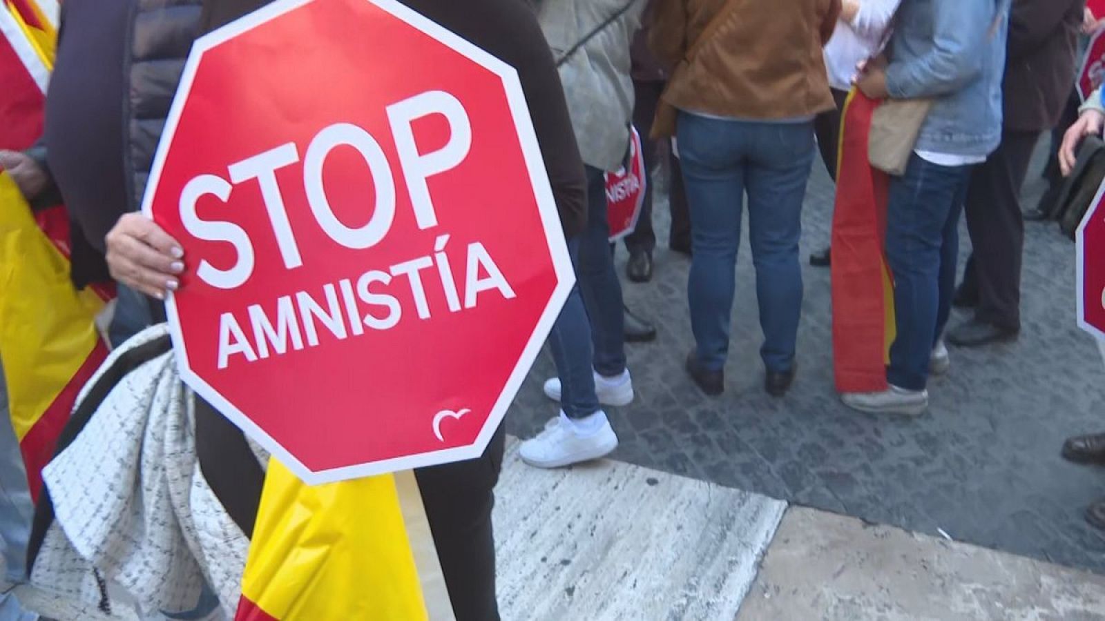 Cartell contra l'amnistia a la concentració de la Plaça Sant Jaume de Barcelona