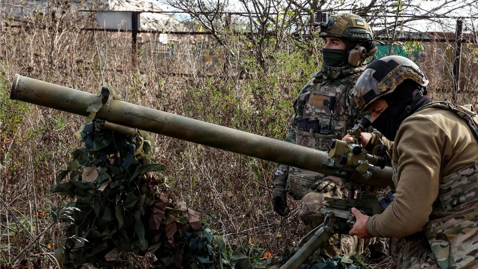 Miembros de la Guardia Nacional de Ucrania disparan contra las tropas rusas en Avdiivka