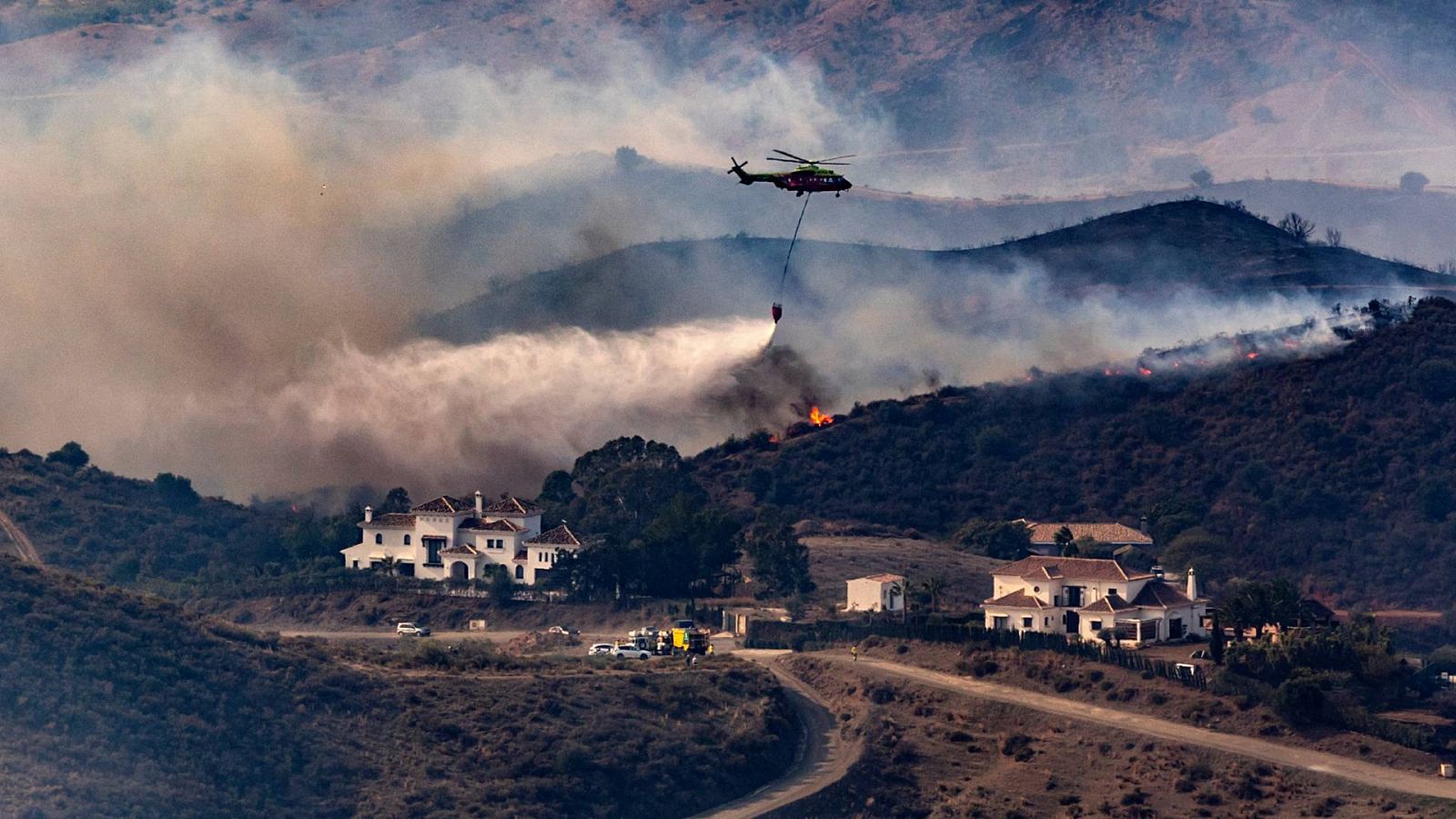 Un helicóptero trabajando en la extinción del incendio forestal en Mijas, Málaga