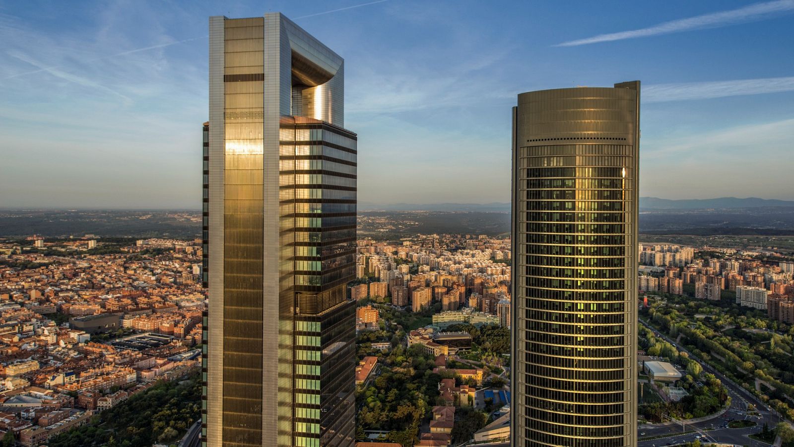 La Torre Cepsa en Madrid, a la izquierda de la imagen