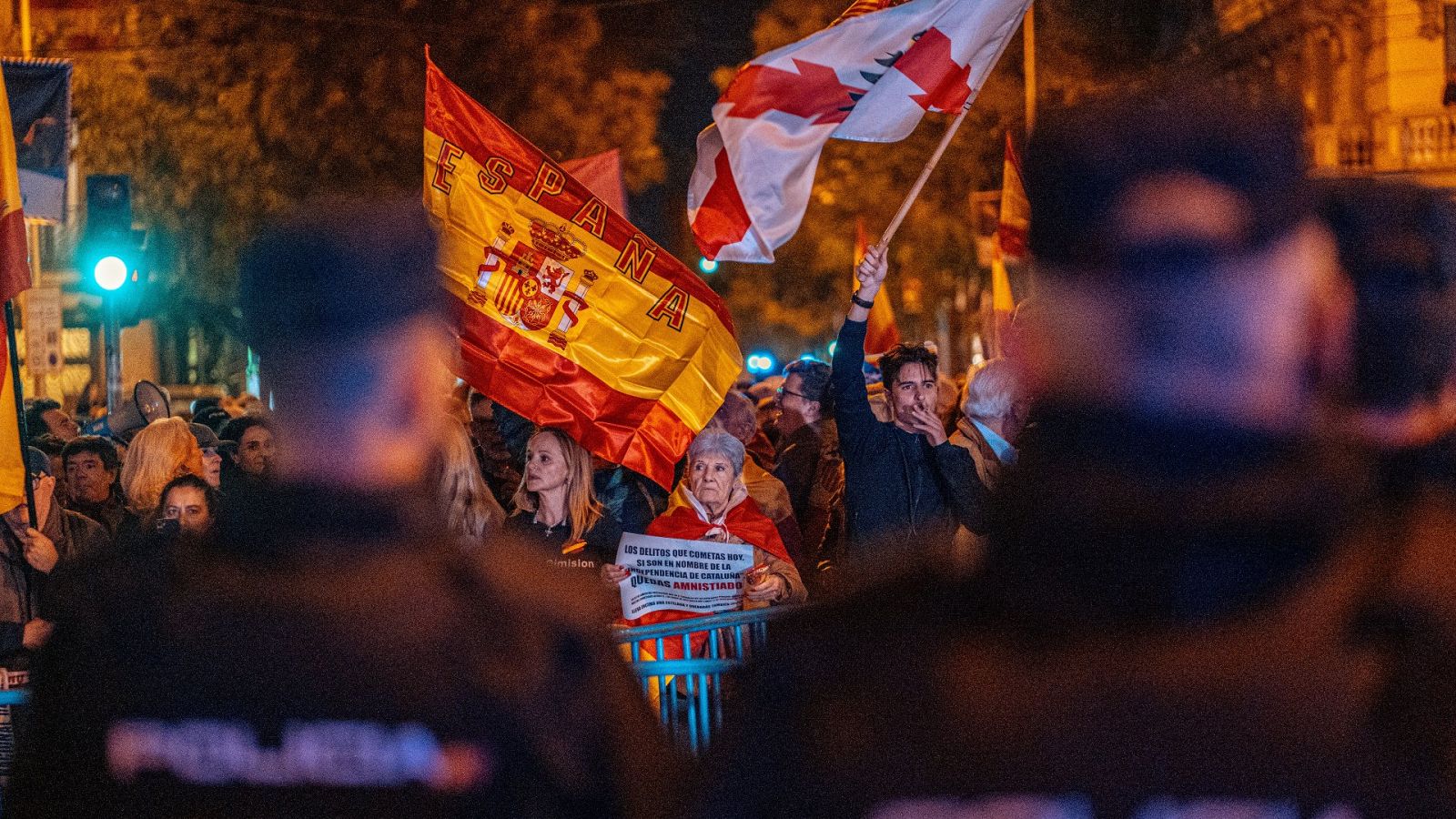 Varias personas durante la manifestación frente a la sede del PSOE en Ferraz de este lunes