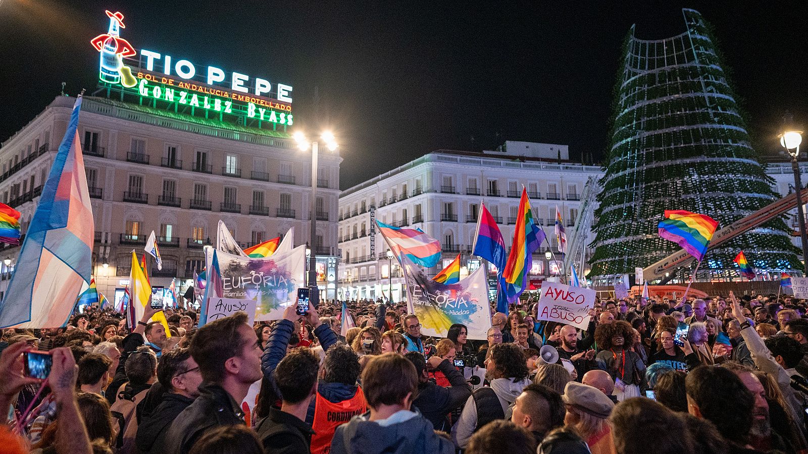 Miles de personas participan en la manifestación en defensa de los derechos de las personas LGTBI en Madrid
