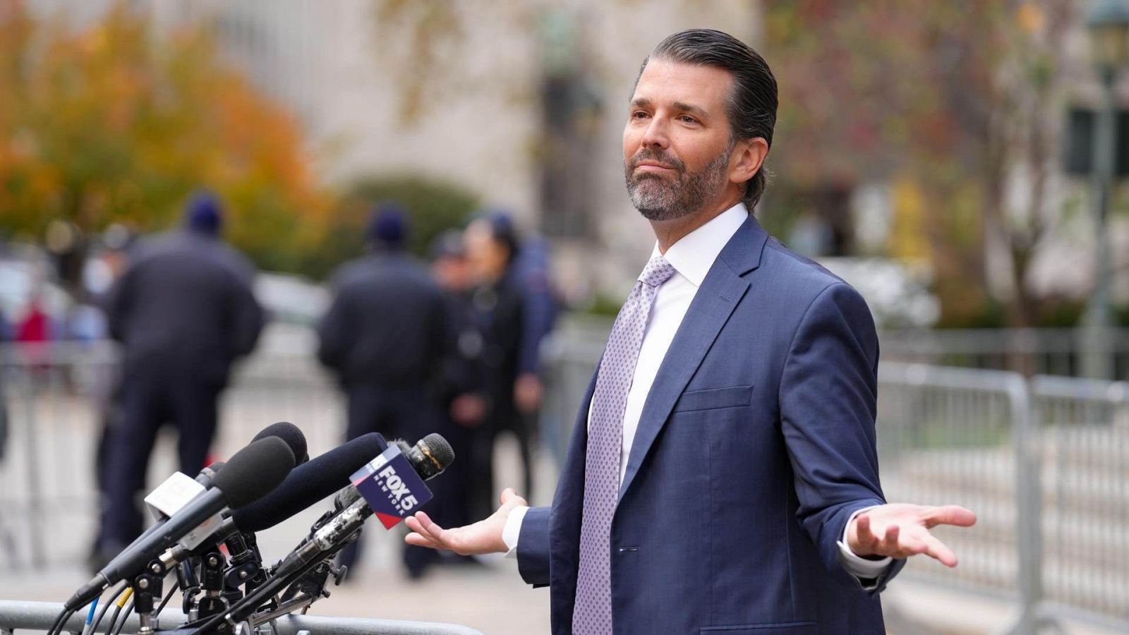 Trump Jr., hijo del expresidente estadounidense Donald Trump, en su comparecencia como testigo de la defensa en el juicio por fraude contra la Organización Trump, en Nueva York.