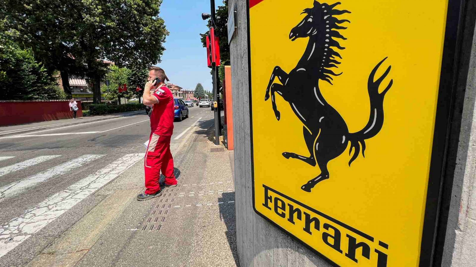 Un logotipo de Ferrari fuera de su fábrica, en Maranello, Italia.