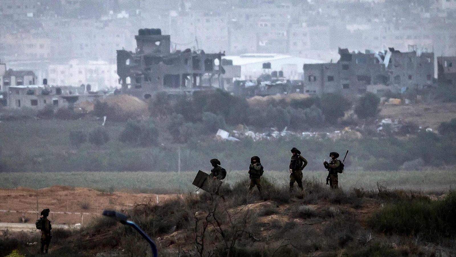 Soldados israelíes en medio de los combates en curso con Hamás