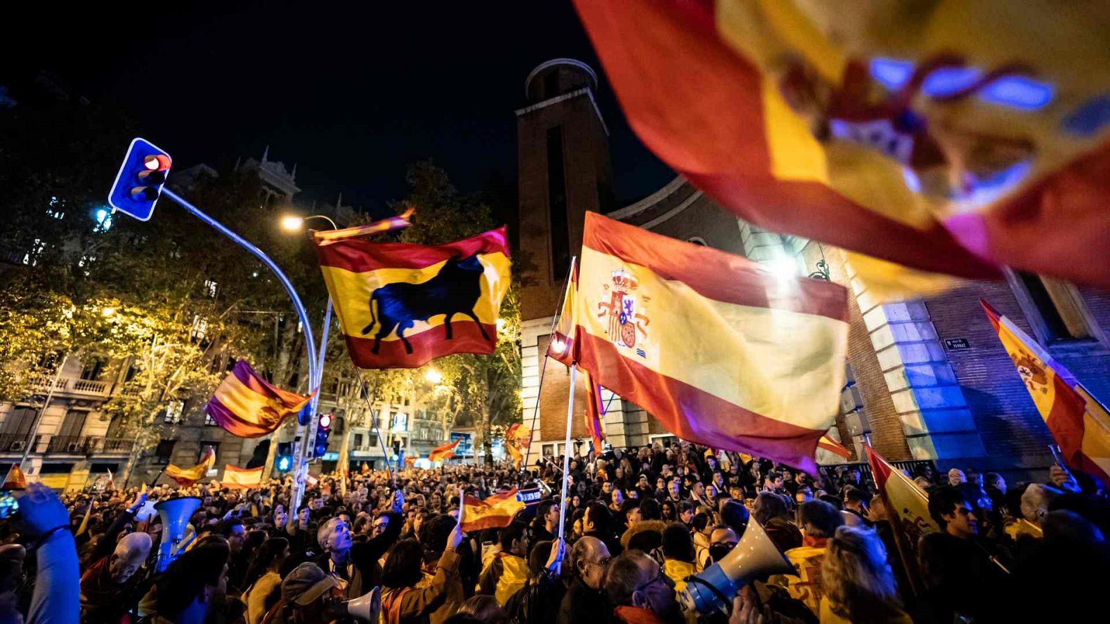 Miles de personas se han concentrado frente a la sede del PSOE en Ferraz por duodécima jornada consecutiva para protestar contra el pacto alcanzado entre el PSOE y Junts.