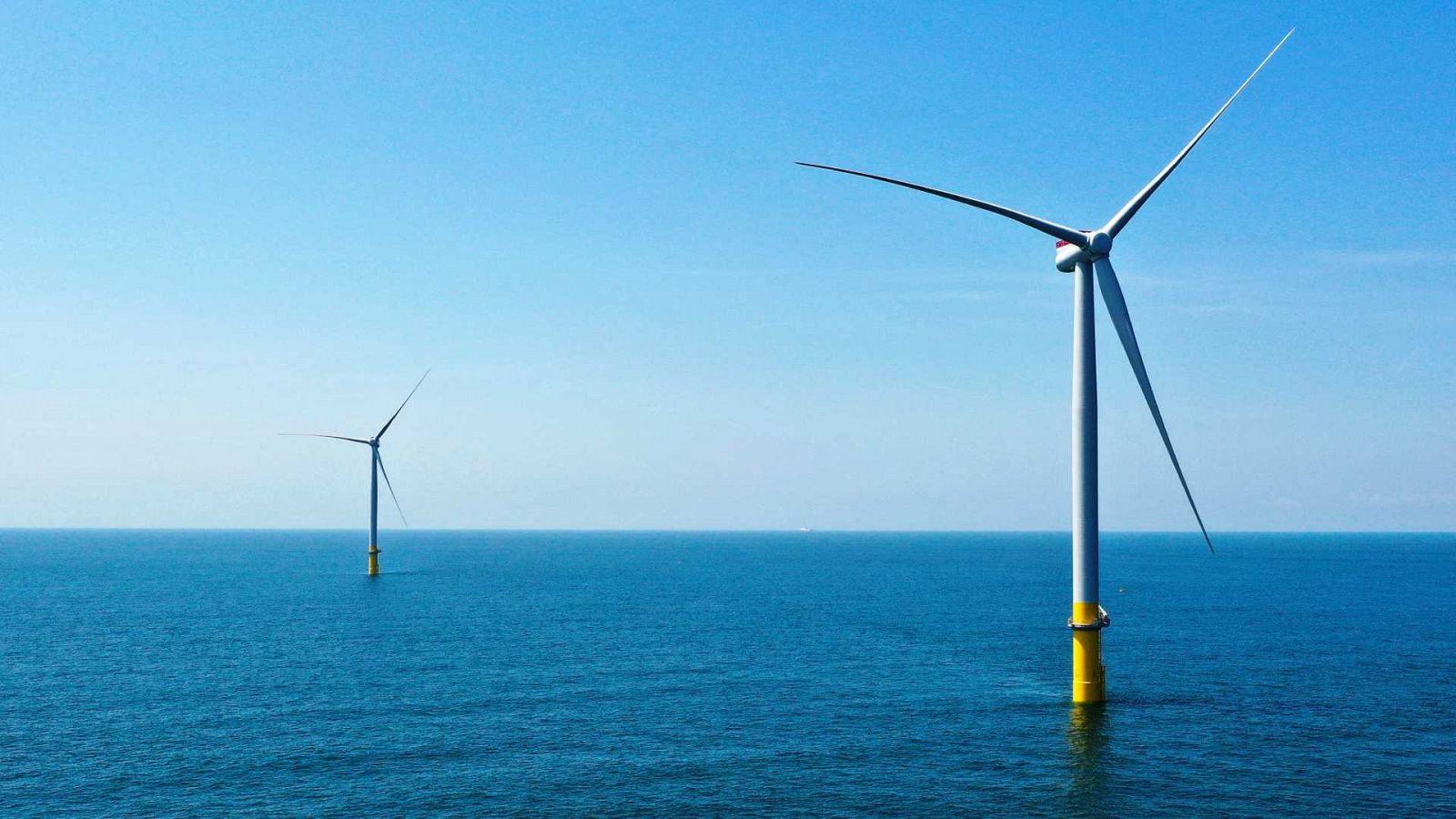 Dos de las turbinas eólicas marinas de Siemens Gamesa frente a la costa de Virginia Beach, en EE.UU.