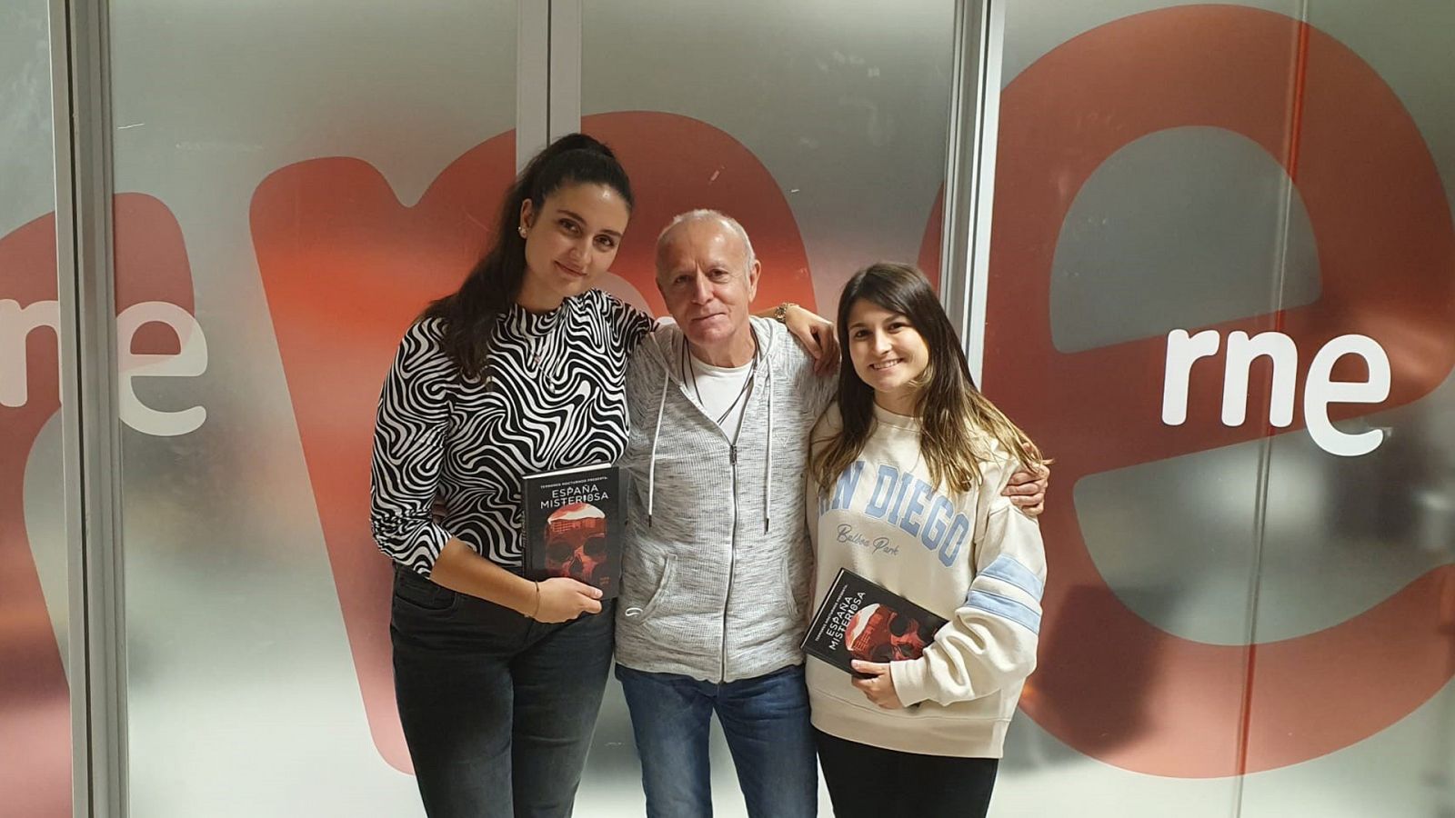 Emma Entrena y Silvia Ortiz, de 'Terrores nocturnos', con Miguel Blanco.