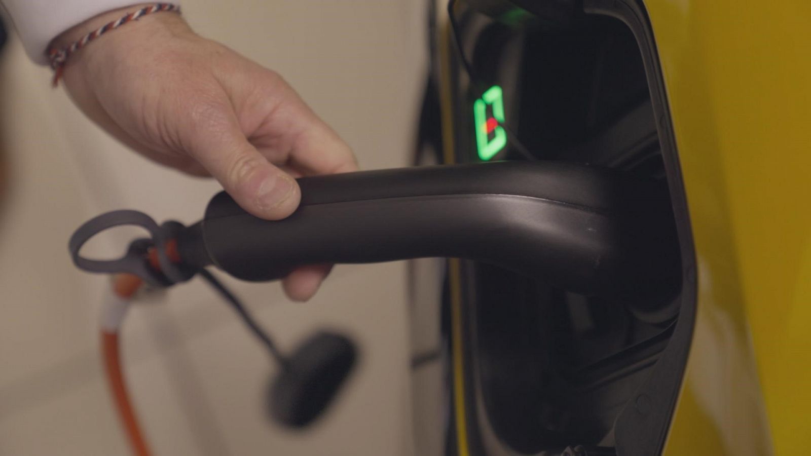 Cargando la batería de un automóvil