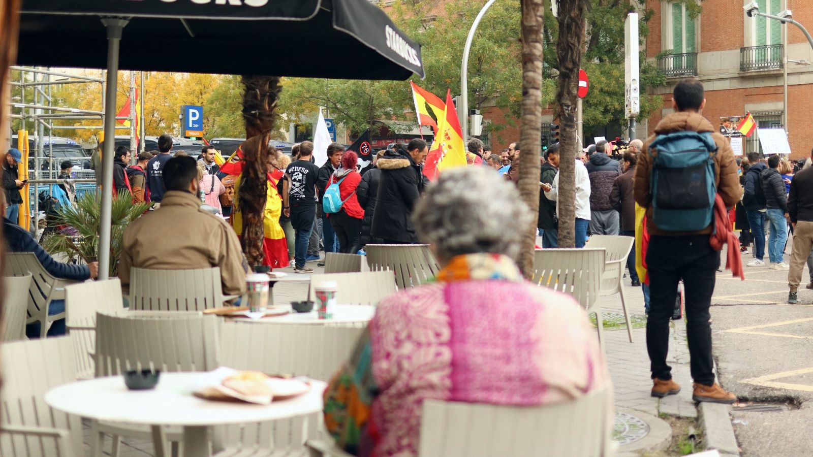 Investidura Pedro Sánchez: Una terraza con vistas a las protestas frente al Congreso