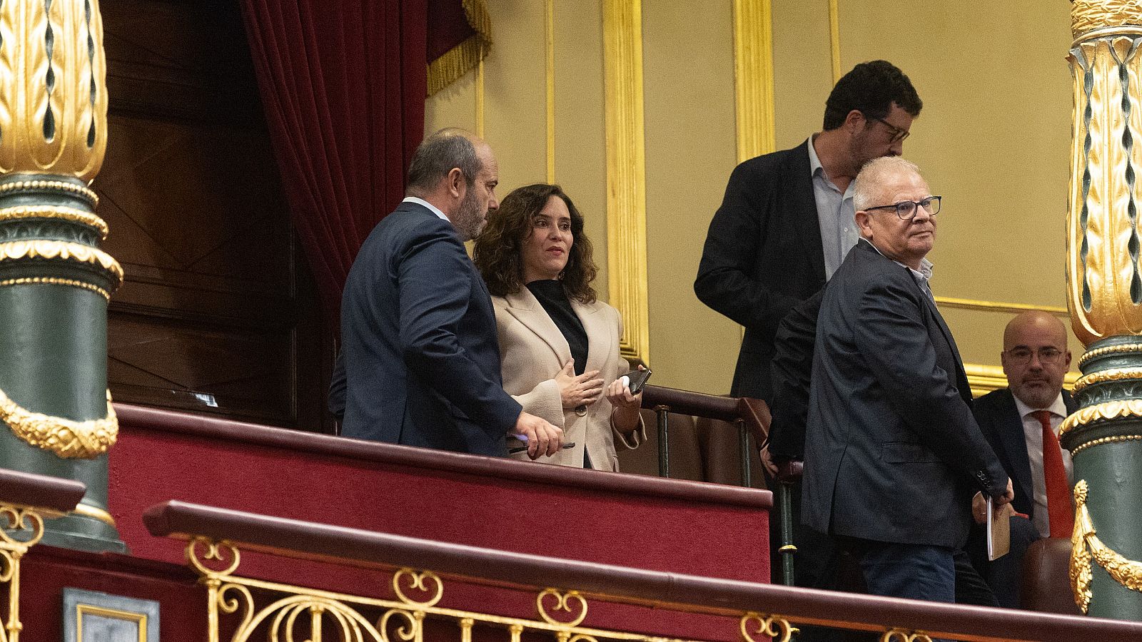 La presidenta de la Comunidad de Madrid, Isabel Díaz Ayuso, en la tribuna durante la primera sesión del debate de investidura de Pedro Sánchez