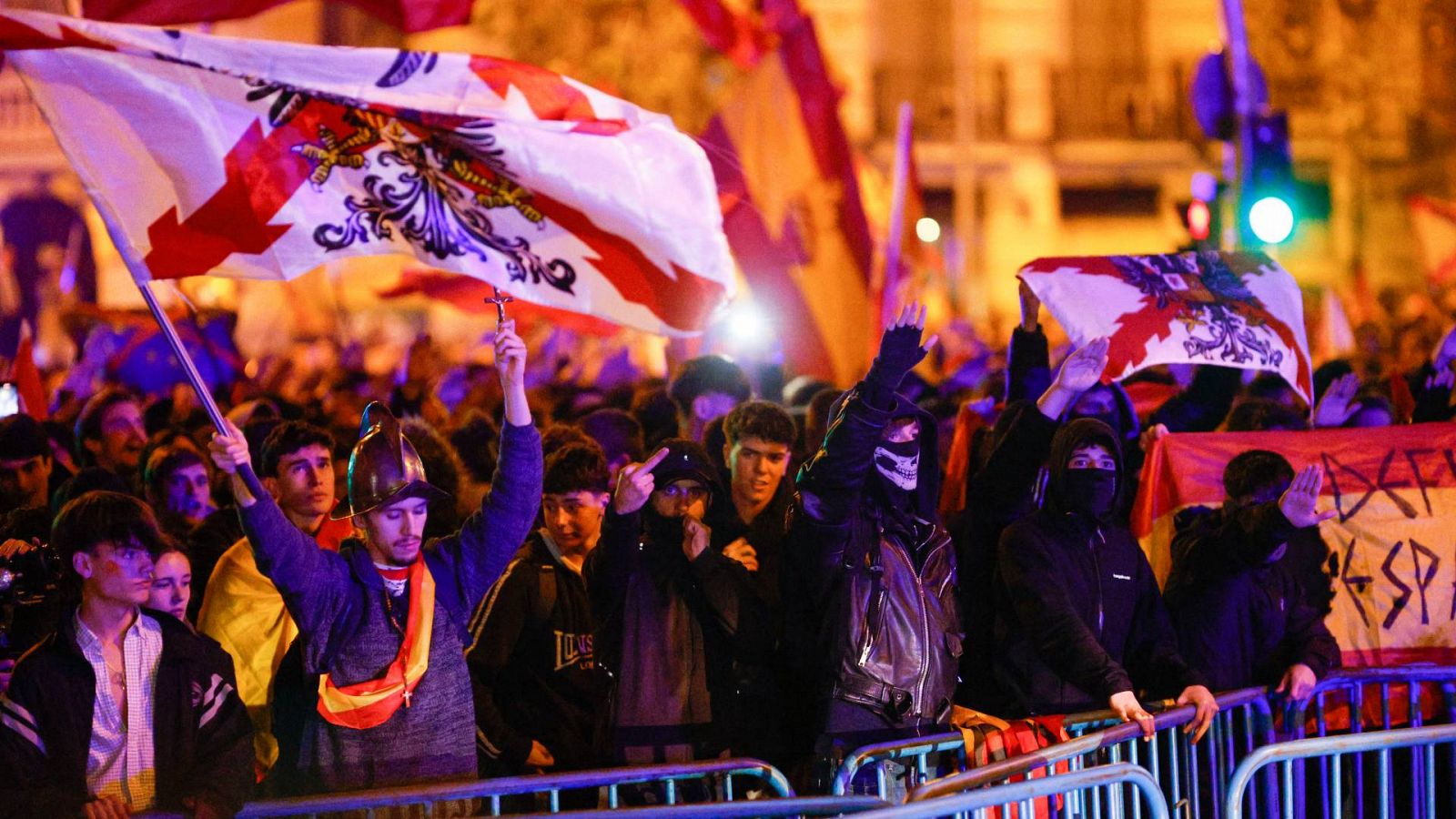 Grupos de personas participan en una concentración contra la amnistía tras el debate de investidura de Pedro Sánchez este miércoles en la calle Ferraz