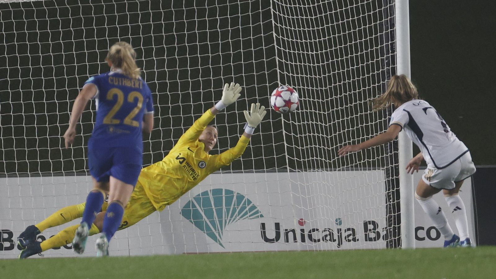 Olga Carmona le da un punyo al Real Madrid en Champions al transformar un polémico penalti