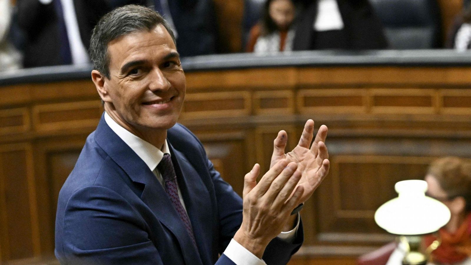 Pedro Sánchez aplaude en el hemiciclo durante la segunda sesión del debate de investidura en el Congreso