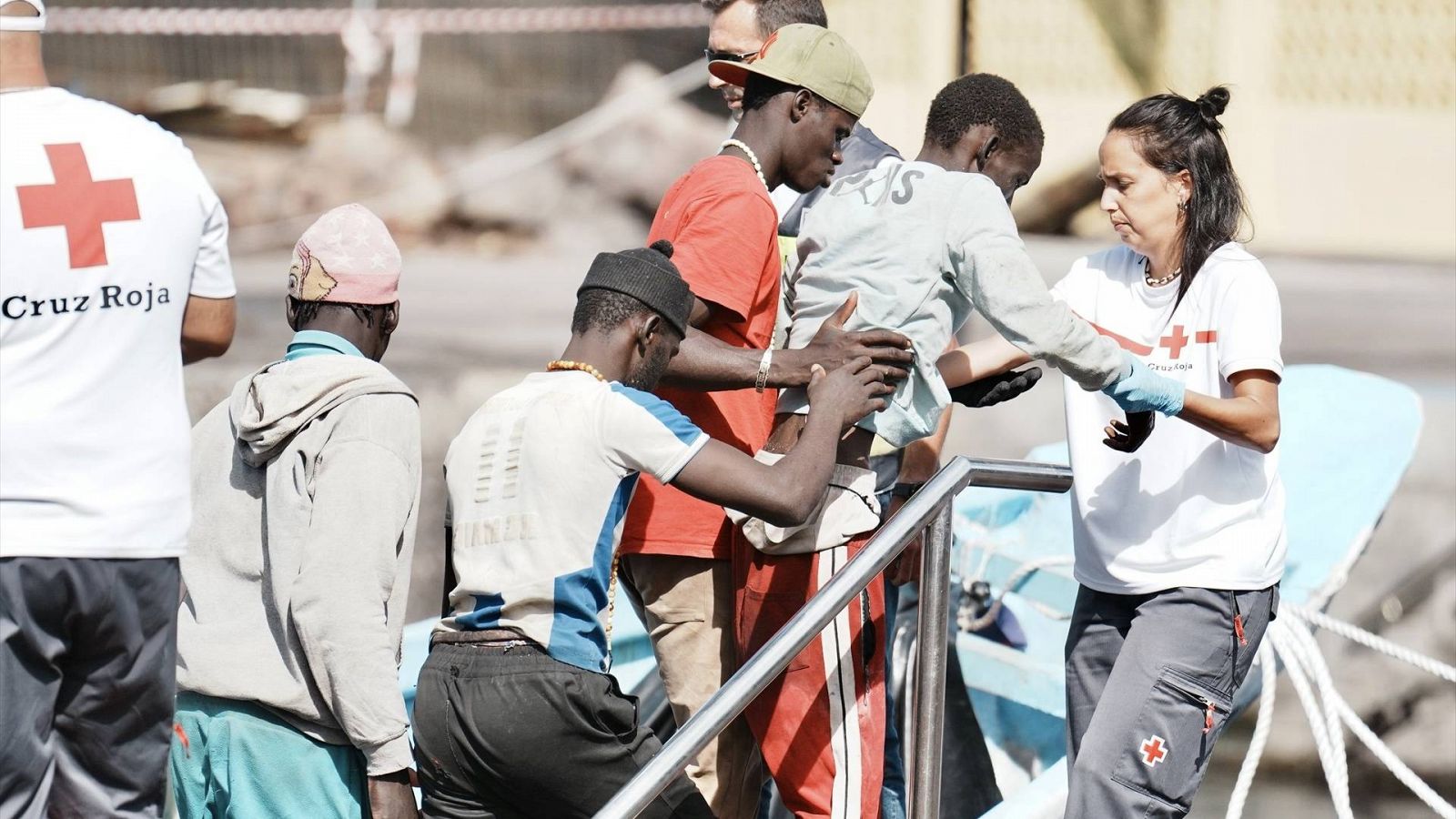 Varios migrantes atendidos en el puerto de La Restinga, a 31 de octubre de 2023, en El Hierro, Santa Cruz de Tenerife