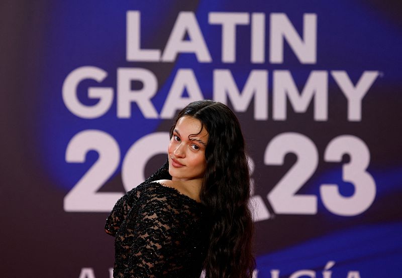 Rosalía posa en la alfombra roja durante la gala de entrega de la 24 edición de los Grammy Latinos