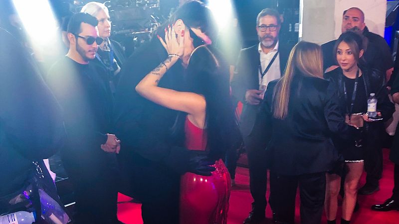 Del beso de Nicki Nicole y Peso Pluma a las negociaciones de la alfombra roja: lo que no se ve de los Latin Grammy