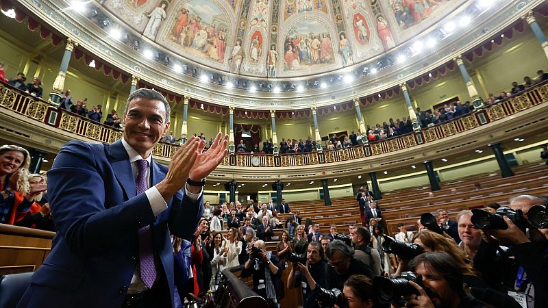 Investidura Pedro Sánchez: El líder socialista aplaude tras ser investido presidente, este jueves en el Congreso