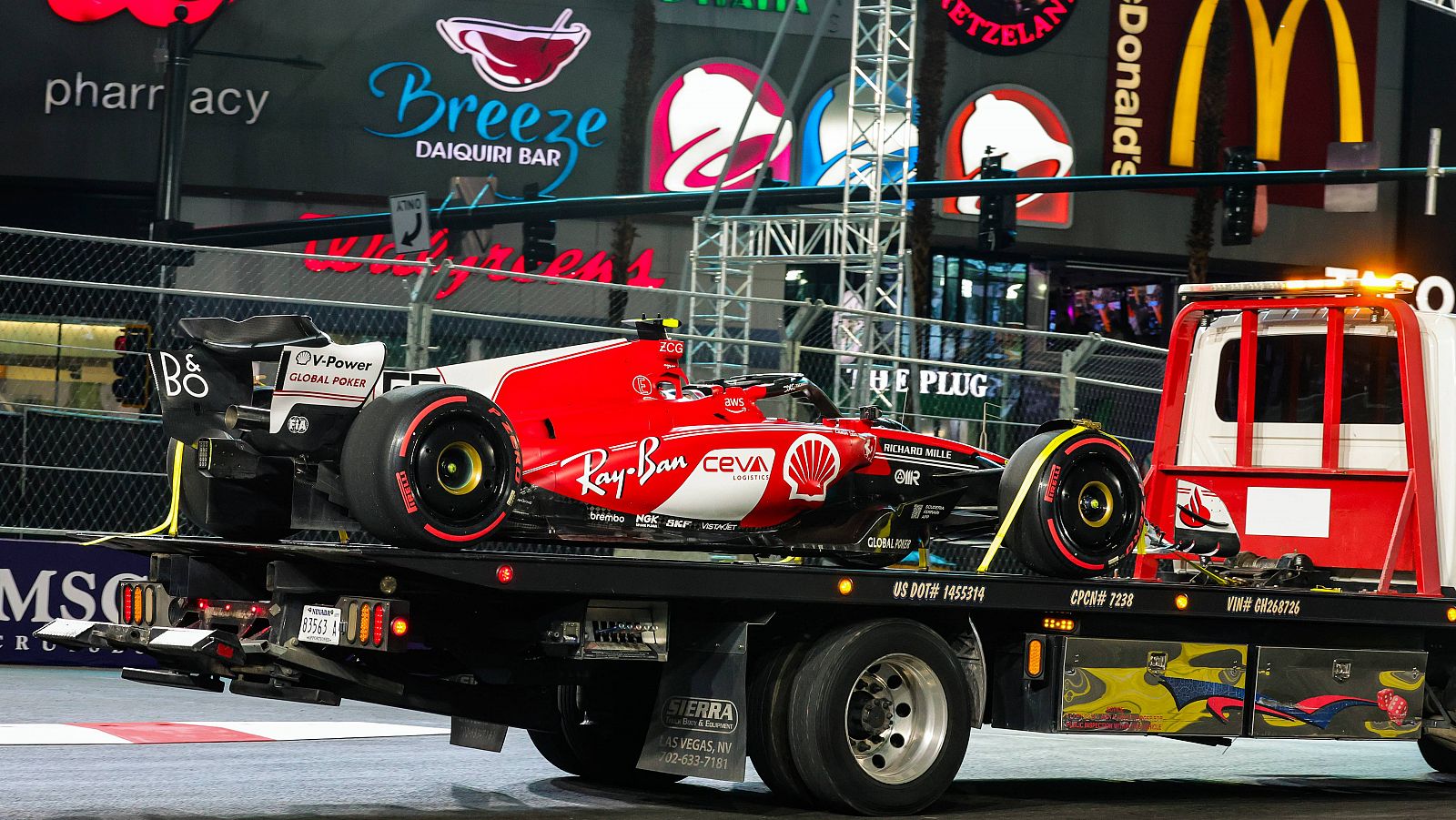 El Ferrari de Carlos Sainz sufre daños importantes por una tapa de alcantarilla en los primeros libres