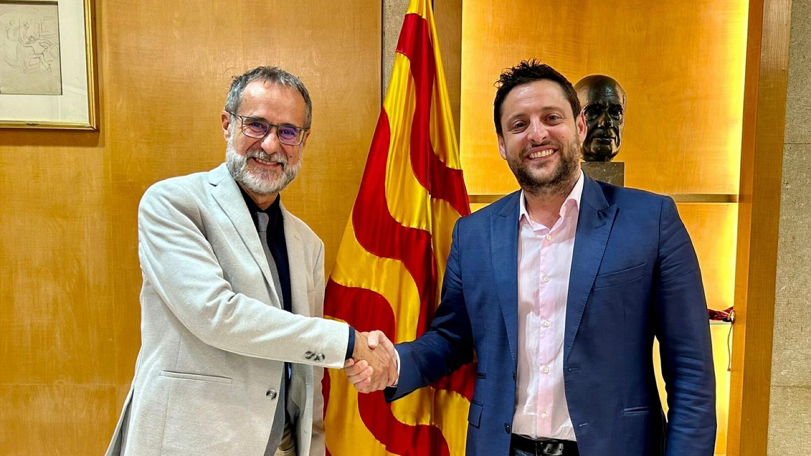 Esteve Crepo i Rubén Viñuales s'estrenyen la mà, confirmant l'acord