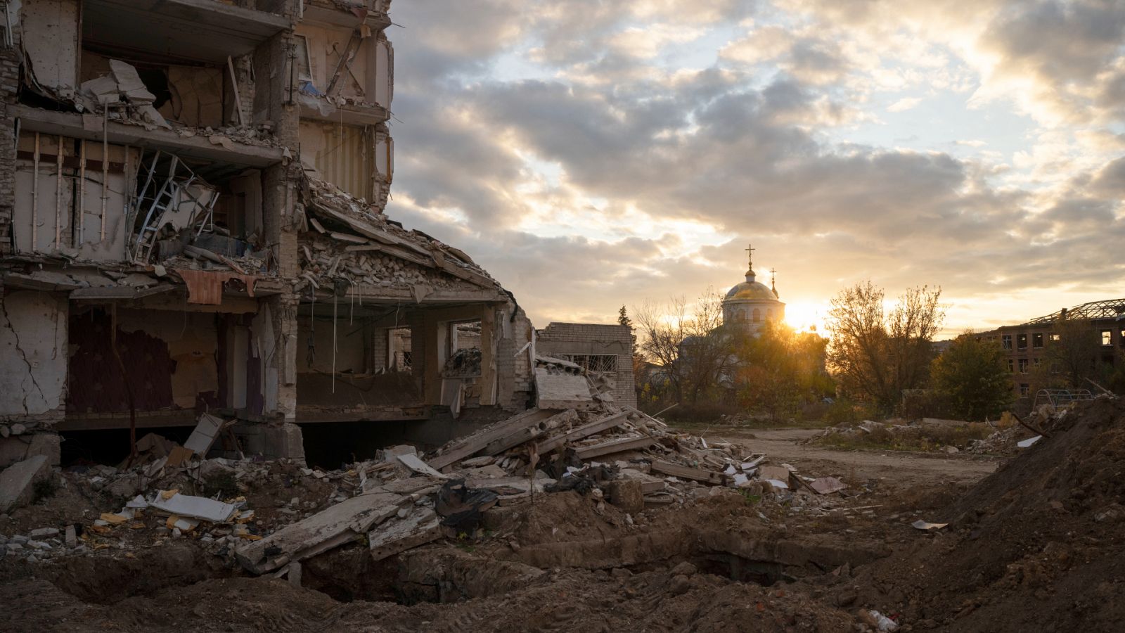 Un edificio derrumbado en Izyum a causa de la guerra entre Ucrania y Rusia