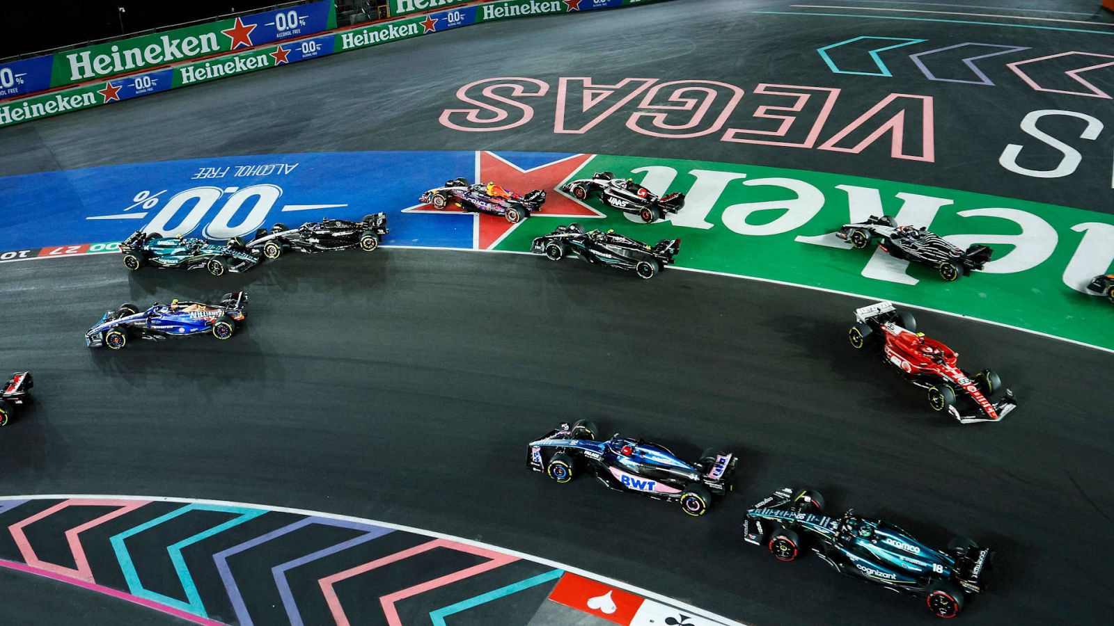 F1 Las Vegas - Alonso (izquierda) y Sainz, girados en la primera curva