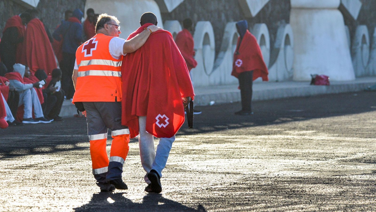 Cruz Roja auxilia a las personas llegadas este viernes en un cayuco a La Restinga, El Hierro