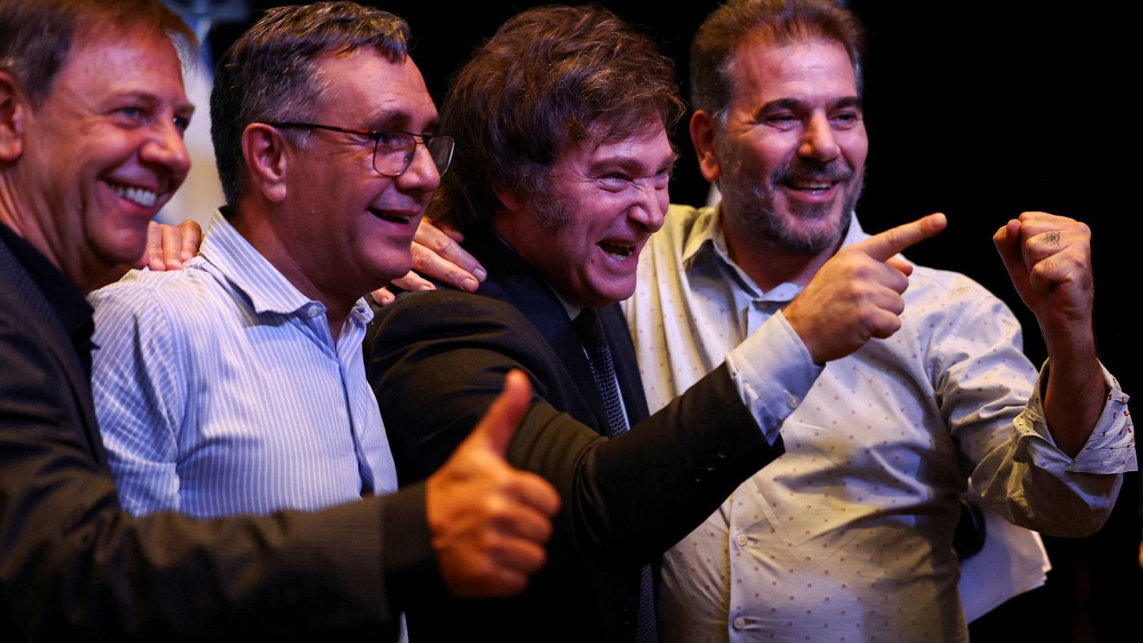 Elecciones Argentina: El ganador de las elecciones en Argentina, Javier Milei, celebrando la victoria