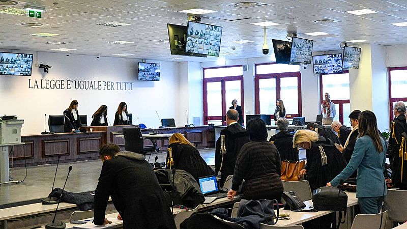 La presidenta del tribunal, la jueza Brigida Cavasino, lee los veredictos del macro jucio contra la mafia italiana